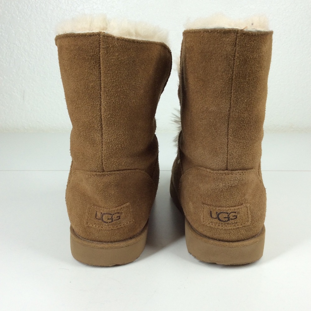 UGG Kids' Isley boots with removable pom pom - Picture 4 of 14